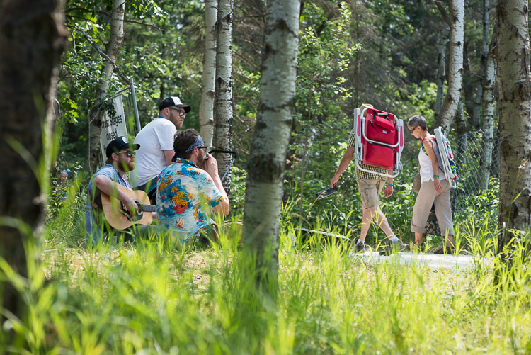 Daylight comes and wandering minstrels welcome guests with their woodsy serenade.